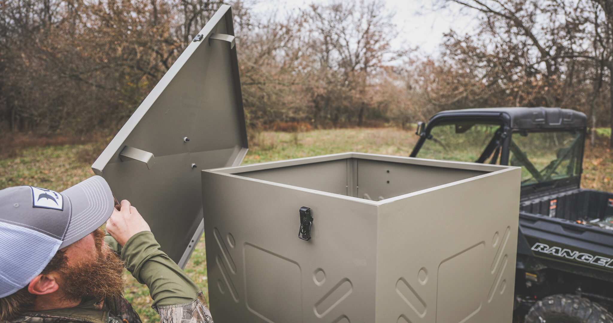 600lb FILL SLED FEEDER W/ DIVERTER PLATE & SOLAR PANEL - Boss Buck